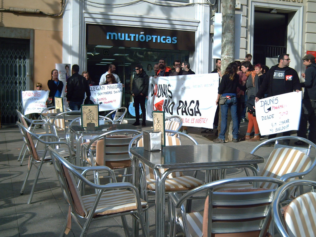 Protesta al devant de cafeteria DAUNIS- Pl. Santa Anna, a Mataró.